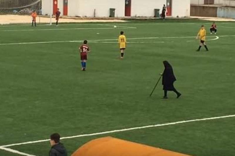 Απίστευτο! Γιαγιά κόβει δρόμο μέσα από το γήπεδο την ώρα του αγώνα! (video)