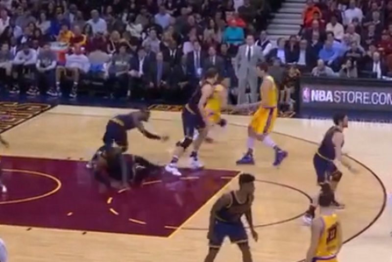 Ο Κάρι… κατεδάφισε τον Λεμπρόν! (video)