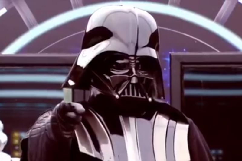 Βγήκε από την τουαλέτα και είδε… τον Νταρθ Βέιντερ με τα μάτια της! (video)