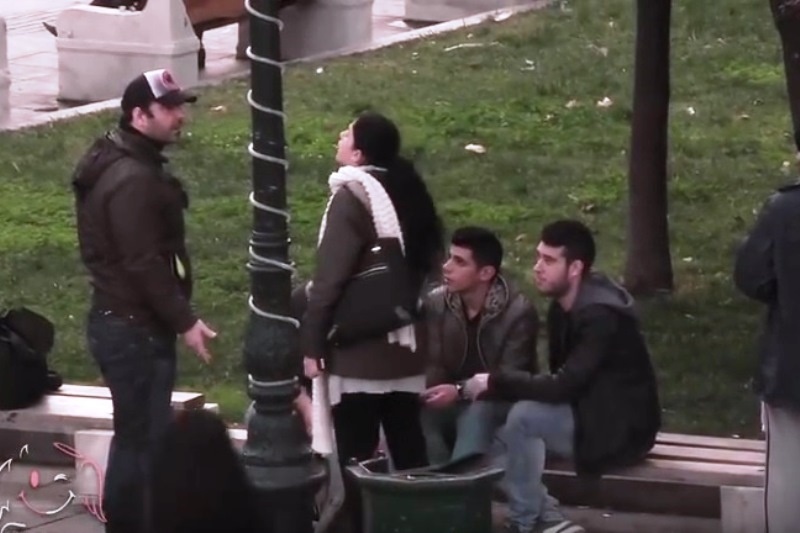 Κοινωνικό πείραμα: Bullying σε έναν άστεγο (video)