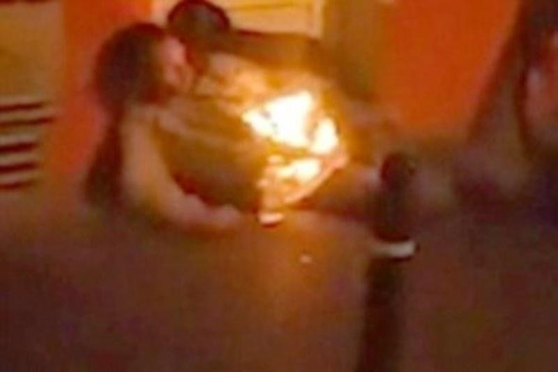 Άνδρας γίνεται ανθρώπινος πυρσός μπροστά στην κάμερα! (Video)