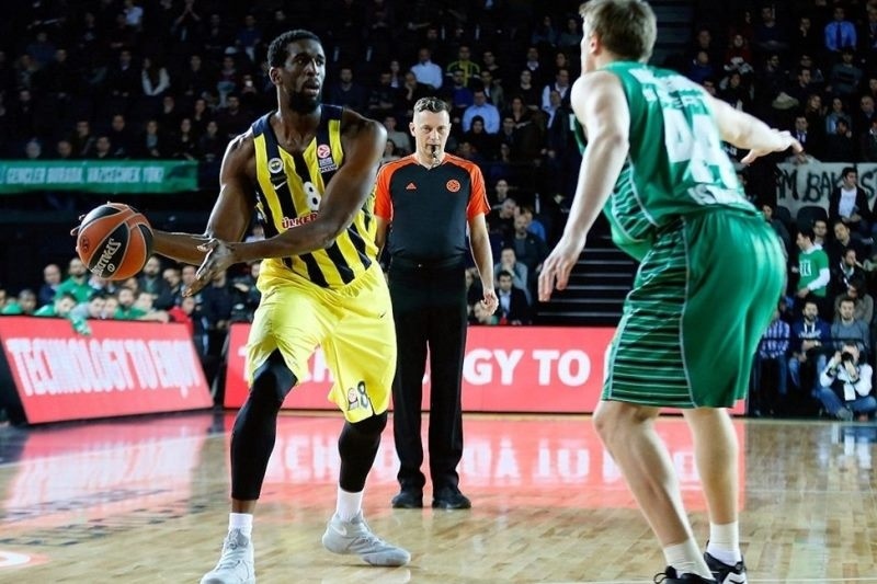 Ματσάρα και νίκη για Φενέρ