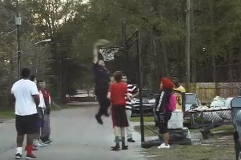 ΑΠΙΣΤΕΥΤΟ: Αστυνομικός κλήθηκε για να σταματήσει παιδιά που έπαιζαν και... κάρφωσε! (video)