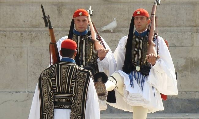 Η παγωνιά «λύγισε» και τους Εύζωνες – Ο τσολιάς που κάνει το γύρο του διαδικτύου!