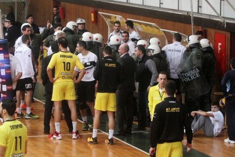 Επεισόδια στο Άρης-ΠΑΟΚ, εκκενώθηκε το γήπεδο!