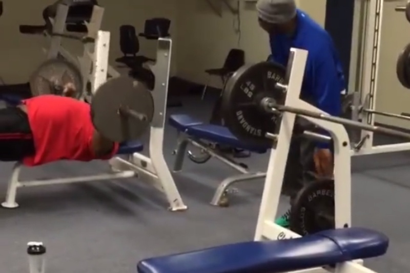 Δεν θα πιστέψετε τι έκανε ο τύπος! (video)