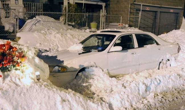 Τραγωδία: Μητέρα και γιος πέθαναν στο αμάξι περιμένοντας τον πατέρα να ξεχιονίσει (vid)