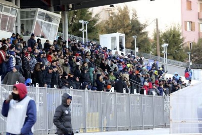 Δικογραφία σε βάρος φιλάθλου για ρίψη καφέ στο Καλλονή-Πανθρακικός!