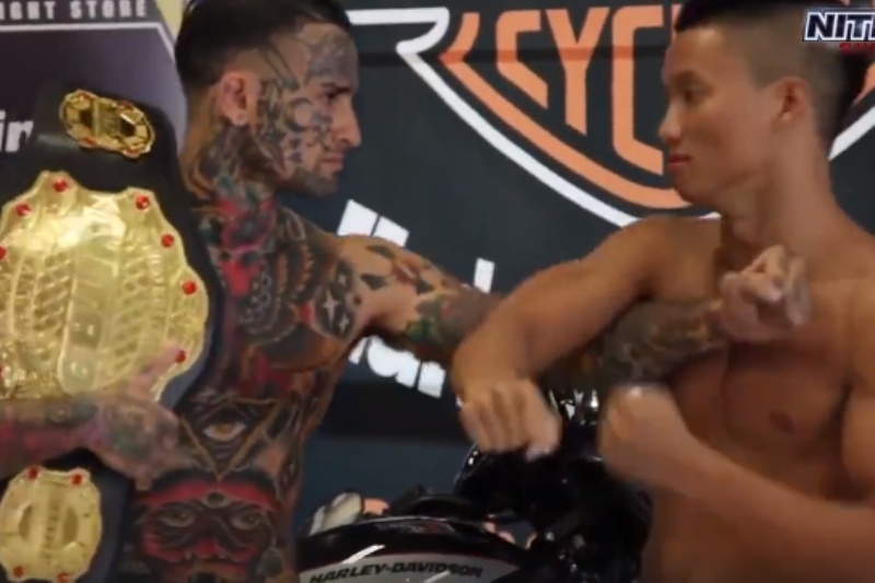 Του έκανε τον άγριο έξω από το ρινγκ και στον αγώνα τις έφαγε άσχημα! (video)