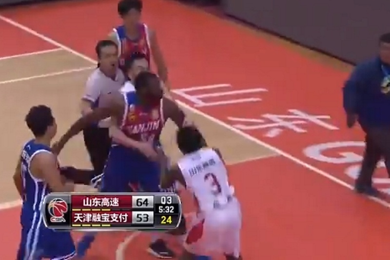 Πρώην ΝΒΑer κυνηγά να δείρει αντίπαλο σε αγώνα κινέζικου πρωταθλήματος! (video)