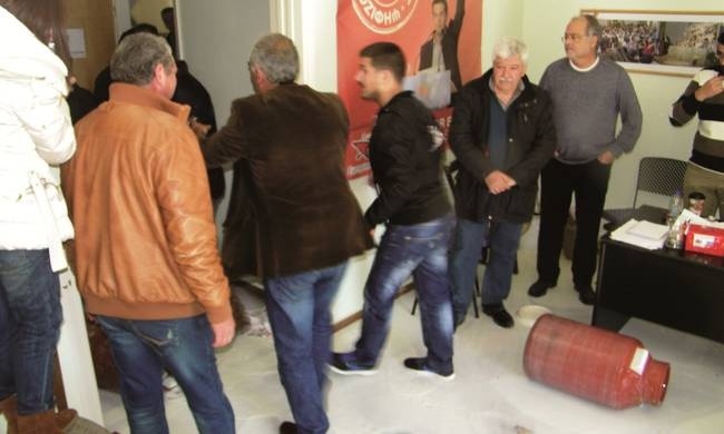 Έριξαν γάλα και έκαψαν σημαίες του ΣΥΡΙΖΑ στα γραφεία του κόμματος (pics)