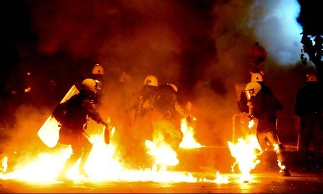 Τρόμος στην κυβέρνηση για εκτεταμένα επεισόδια - Απαγορεύονται οι συγκεντρώσεις!