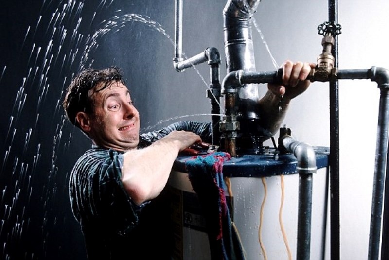 Στείλε τους… τον υδραυλικό!