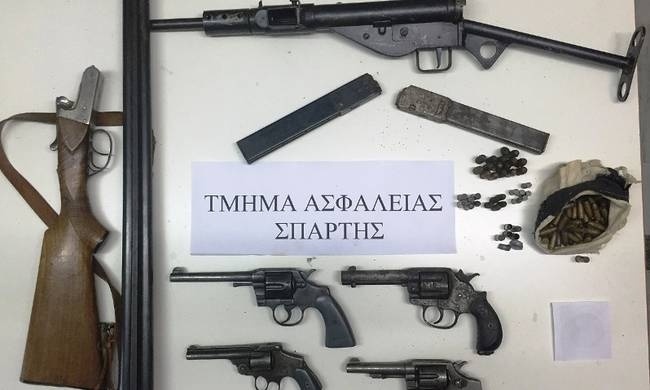 Ένα μικρό οπλοστάσιο έκρυβε στο σπίτι του ο 82χρονος που πυροβόλησε υπάλληλο του ΚΕΠ