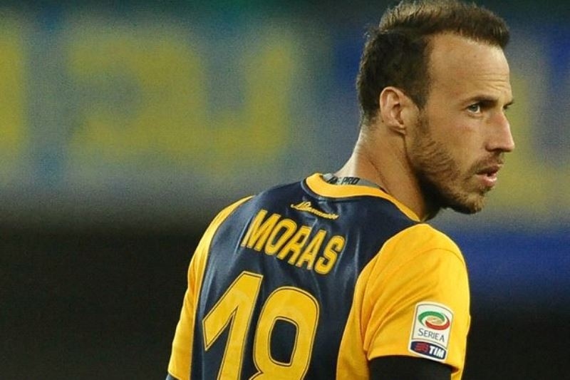 Επιμένει για παραμονή του Μόρα η Βερόνα