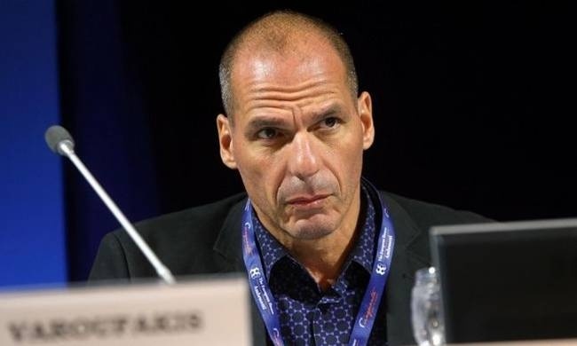 Άγριος καβγάς Βαρουφάκη με δημοσιογράφο του Mega (vid)