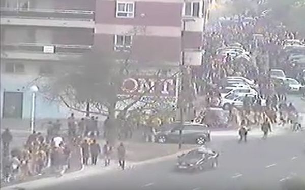 ΑΠΙΣΤΕΥΤΟ: Οπαδός της Ρεάλ χτύπησε με το αυτοκίνητο φίλους της Μπαρτσελόνα! (video)