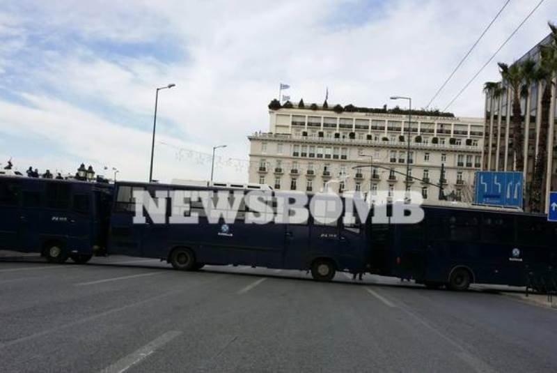 Αποκλεισμένο το Σύνταγμα - Περισσότεροι από 6.000 κόσμου στην πλατεία (photos)