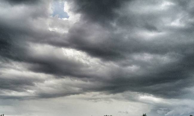 «Αγριεύει» ο καιρός το Σαββατοκύριακο: Έρχονται βροχές, καταιγίδες και χιόνια