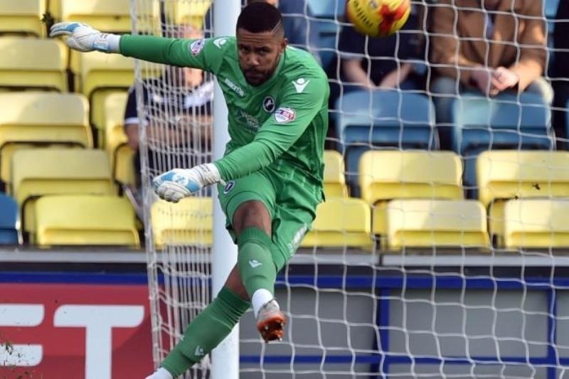 Απίστευτη απόκρουση με το κεφάλι ο τερματοφύλακας της Μίλγουολ! (video)