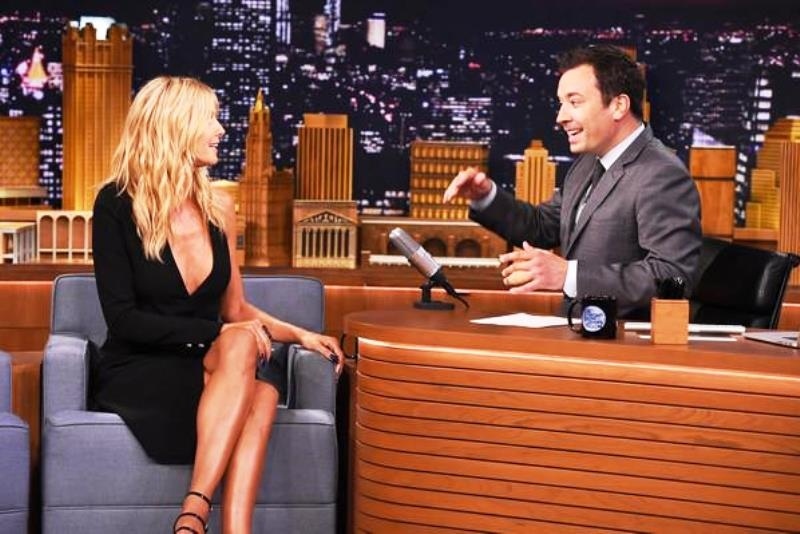 Πασίγνωστη MILF-άρα μας δείχνει τα οπίσθια (photo)