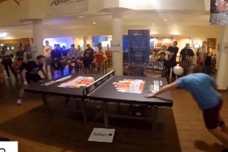 Απίστευτοι: Παίζουν πινκ πονκ με… κεφαλιές! (video)