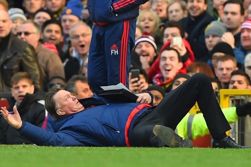 Τρελάθηκε το διαδίκτυο με την… πτώση του Φαν Χάαλ! (photos+videos)