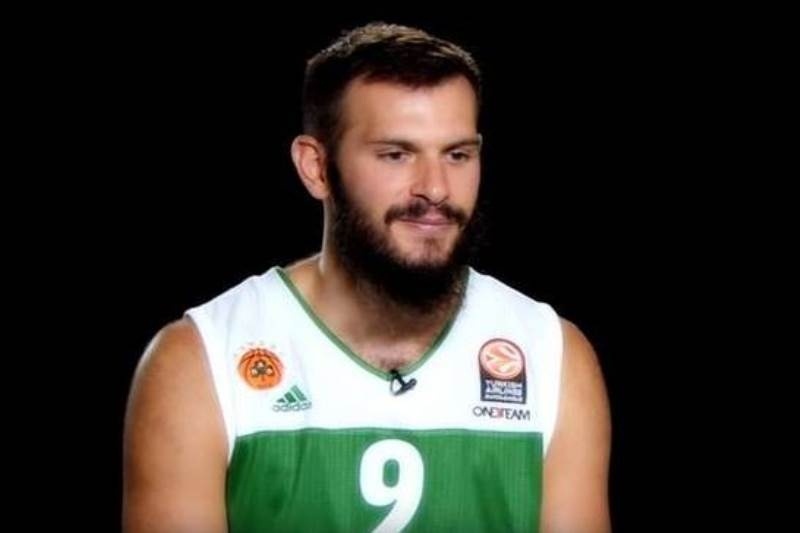 Ο Φώτσης «δίνει» τους συμπαίκτες του (video)