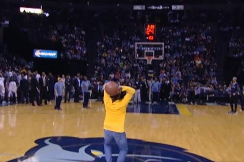 Έβαλε τρίποντο με… αράουτ! (video)