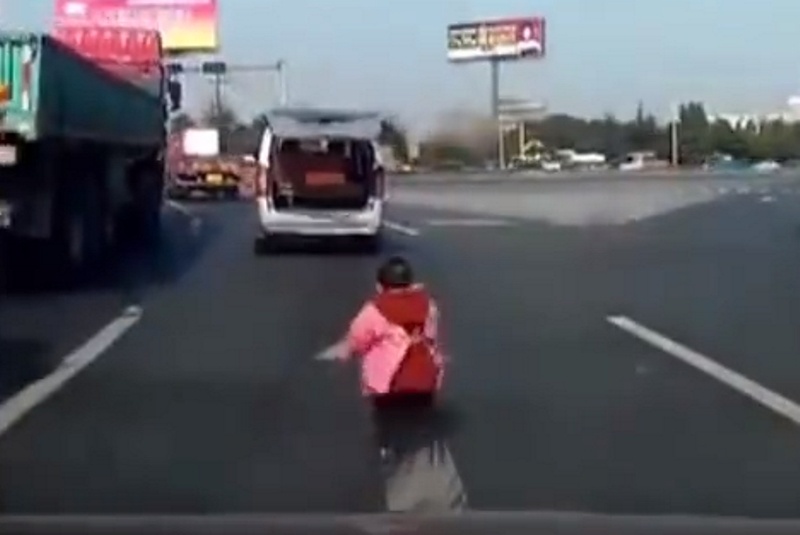 Aπαράδεκτος πατέρας: Του έπεσε το παιδί στο δρόμο και δεν πήρε χαμπάρι! (video)