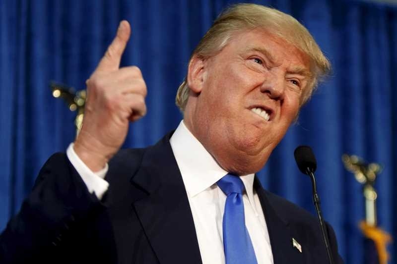 Αυτά είναι: Άγριο ξύλο στην προεκλογική συγκέντρωση του Τραμπ! (videos)