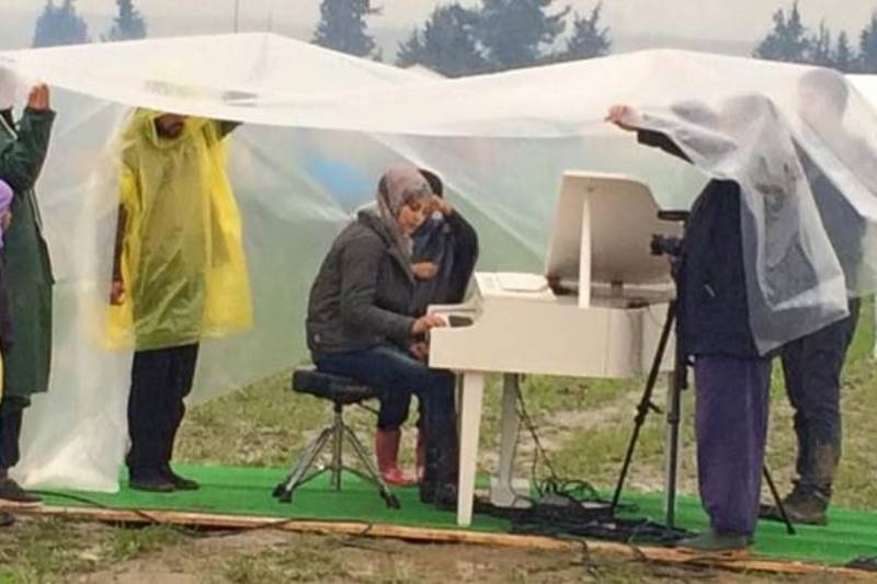 Η Τέχνη νίκησε το πόλεμο - Νεαρή Σύρια έπαιξε πιάνο στον λασπότοπο της Ειδομένης (photos+video)