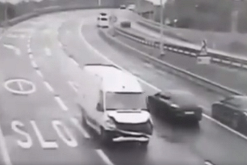 Πολύ γέλιο: Τράκαρε το βαν και δεν μπορείτε να φανταστείτε τι ακολούθησε! (video)