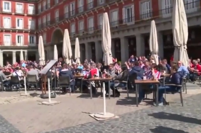 ΝΤΡΟΠΗ! Οπαδοί της Αϊντχόφεν πετούσαν κέρματα σε πρόσφυγες! (video)