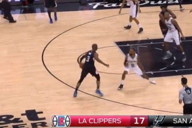 Του έφυγε το παπούτσι και ο Κρις Πολ τον «γλέντησε»! (video)