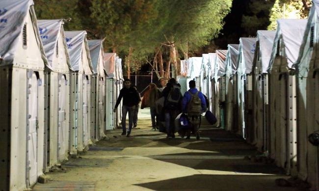 Bόμβα από την Ύπατη Αρμοστεία: Αναστέλλει τη δράση της στα hot-spots των νησιών