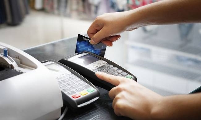 Τέλος στις επιβαρύνσεις για πληρωμές με κάρτες