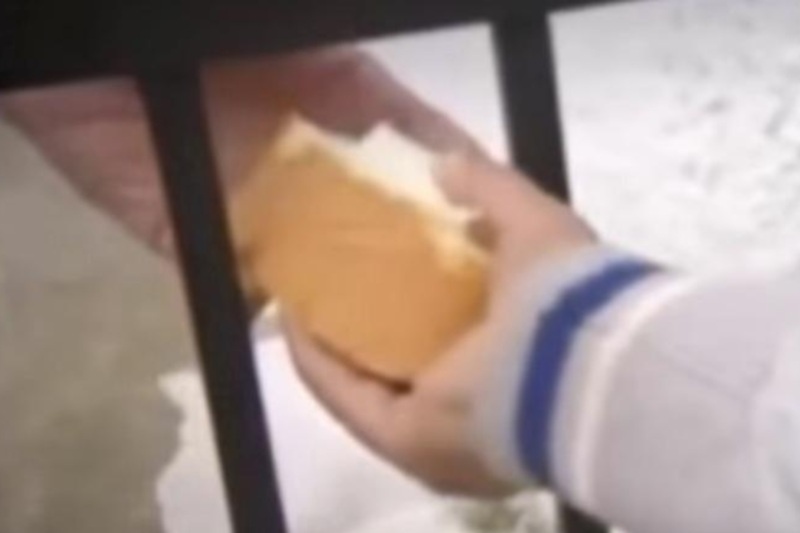 Συγκλονίζει το video με τη δακρυσμένη γιαγιά που μοιράζει φαγητό στα προσφυγόπουλα