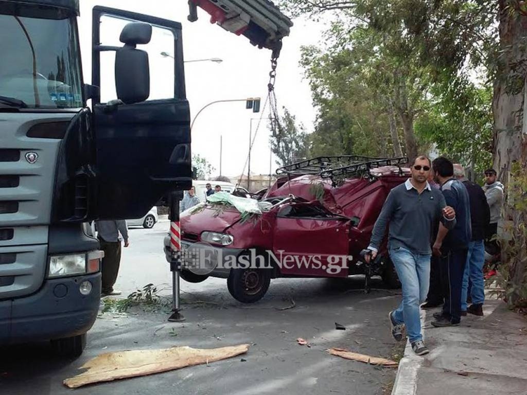 Καιρός: Σαρώνουν οι θυελλώδεις άνεμοι τα Χανιά - Ένας άνδρας νεκρός (photos - video)