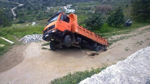 ΑΠΙΣΤΕΥΤΟ: Δρόμος «κατάπιε» φορτηγό στη Σύρο!