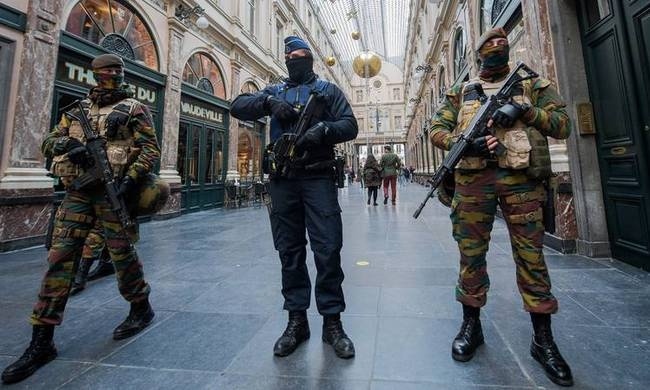 Εμπόλεμη ζώνη οι Βρυξέλλες: Πυροβολισμοί, εκρήξεις και συλλήψεις υπόπτων