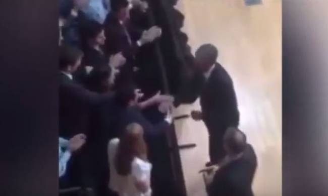 Αργεντινή: Σάλος με τον Ομπάμα που έβγαλε την βέρα του πριν χαιρετήσει τον κόσμο (vid)