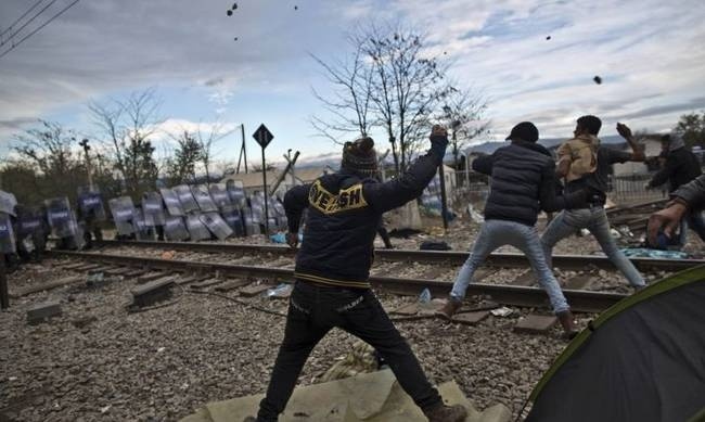 Ειδομένη: Άγριο ξύλο με μετανάστες και ΜΑΤ! (vid)