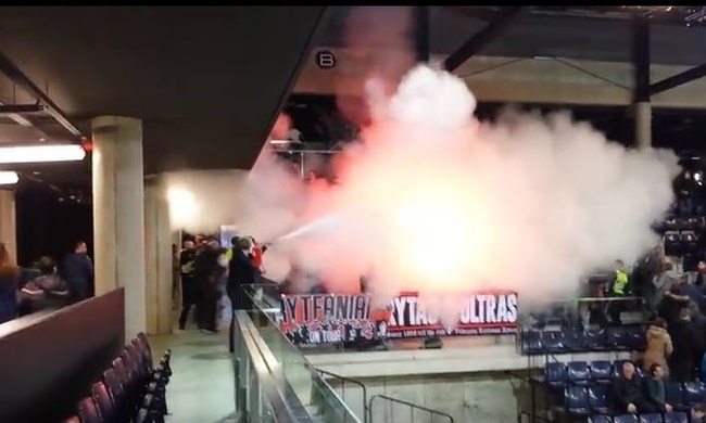 Οι πιο... άχρηστοι σεκιουριτάδες σπέρνουν τρόμο σε γήπεδο (video)