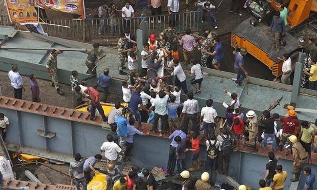 Κατάρρευση γέφυρας Ινδία: Συγκλονιστικά βίντεο και μαρτυρίες – 15 οι νεκροί, πάνω από 100 τραυματίες