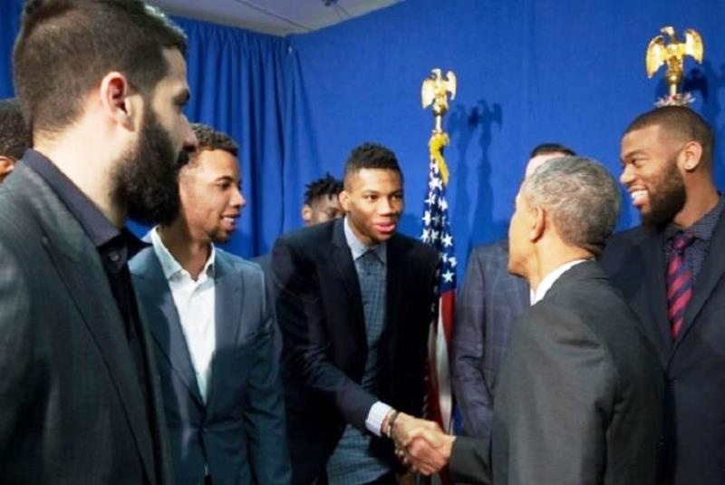 Ο Αντετοκούνμπο σκέπασε τον Ομπάμα! (photo)