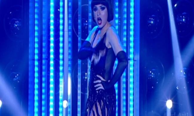 Η σέξι μεταμφίεση της Αποστολίας Ζώη σε Catherine Zeta-Jones και το «ατύχημα» on air