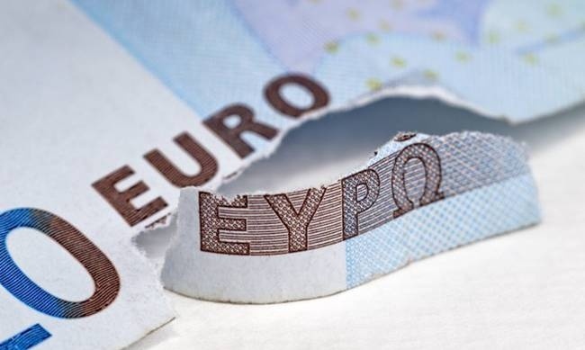 Bloomberg: Χρεοκοπία και Grexit αν δεν κλείσει άμεσα η αξιολόγηση