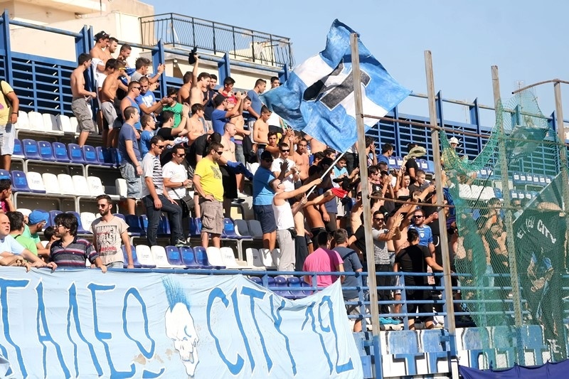 ΕΠΙΚΟ! Έβαλαν ψησταριά στην εξέδρα! (photo)