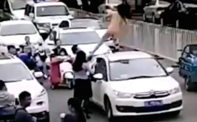 Χόρευε γυμνή πάνω στο αυτοκίνητό του – Δεν φαντάζεστε τι συνέβη μετά! (video)